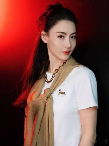 张柏芝少女感拉满，白T恤搭配卡其裤外搭披肩，简约穿搭时髦又有高级质感。 