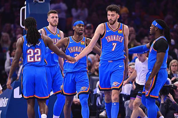 倘若今年能在季后赛率队成功卫冕，亦或是在季后赛再次击败约基奇，那么联盟第一人的归