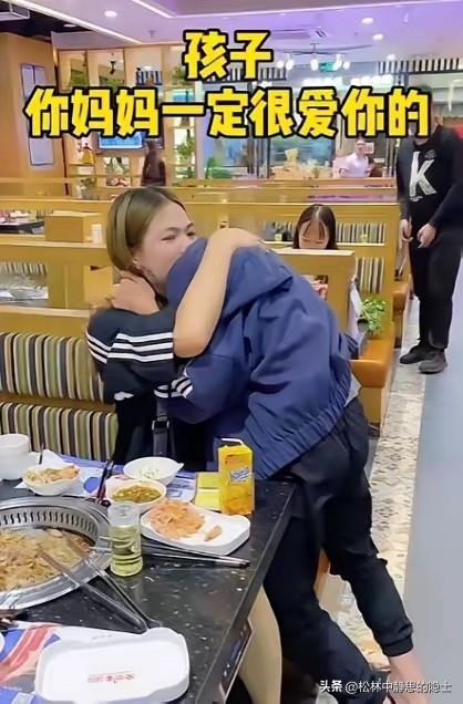 潸然泪下！广东茂名一名男孩随家人到餐厅就餐，视线无意间落在邻桌女子的后背，身形轮