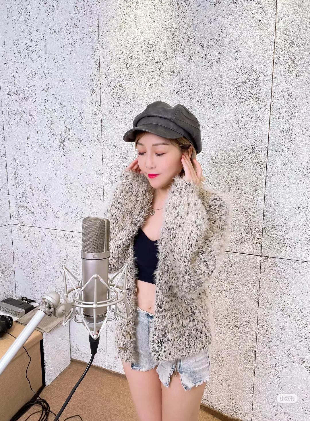 话说香港近几年就推出了许多样靓身材正，气质也相当不错的新晋小花，而袁晴晴就是其中