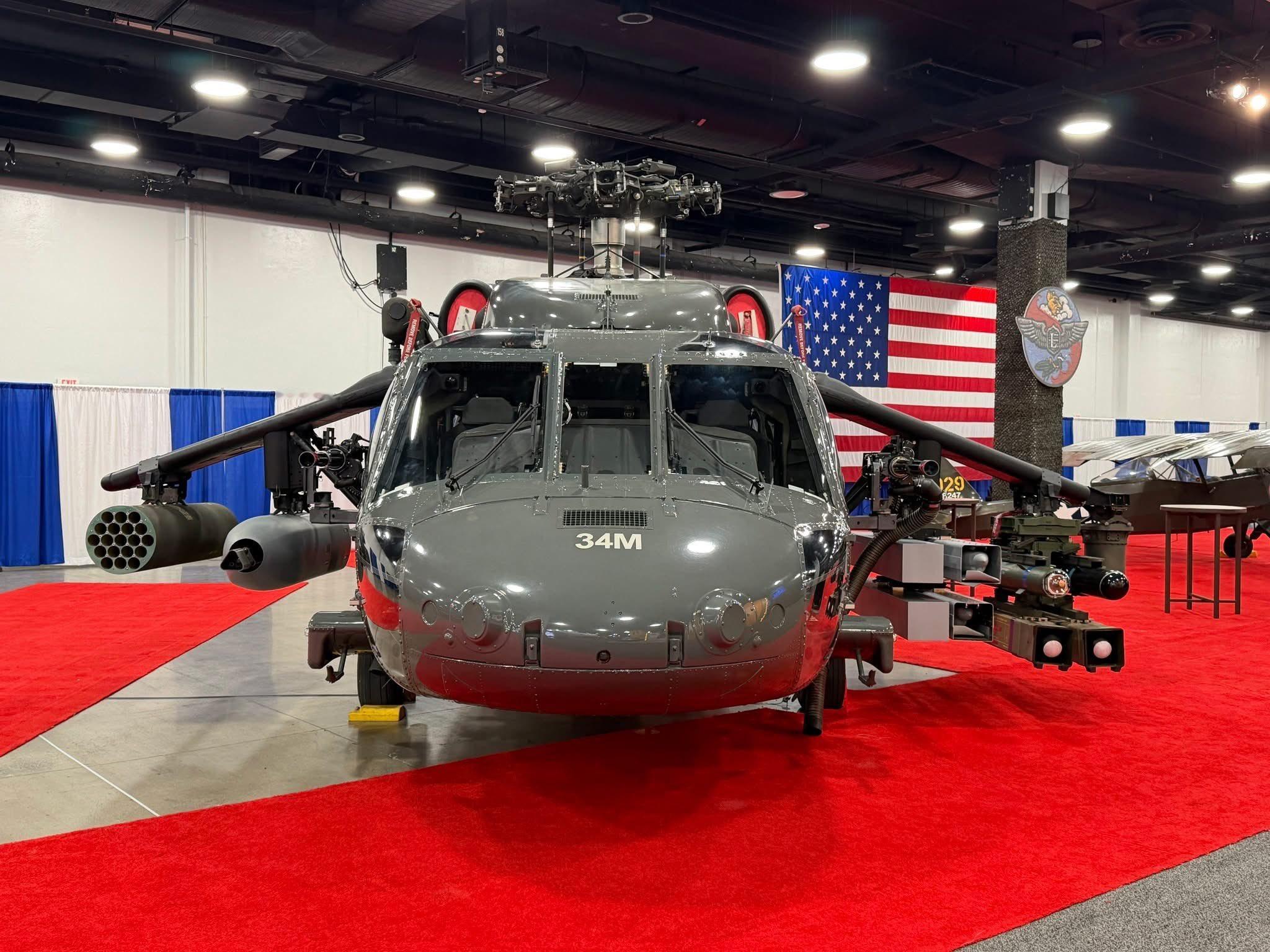 陆军航空协会（AAAA）在Quad A展会上展示的武装黑鹰 