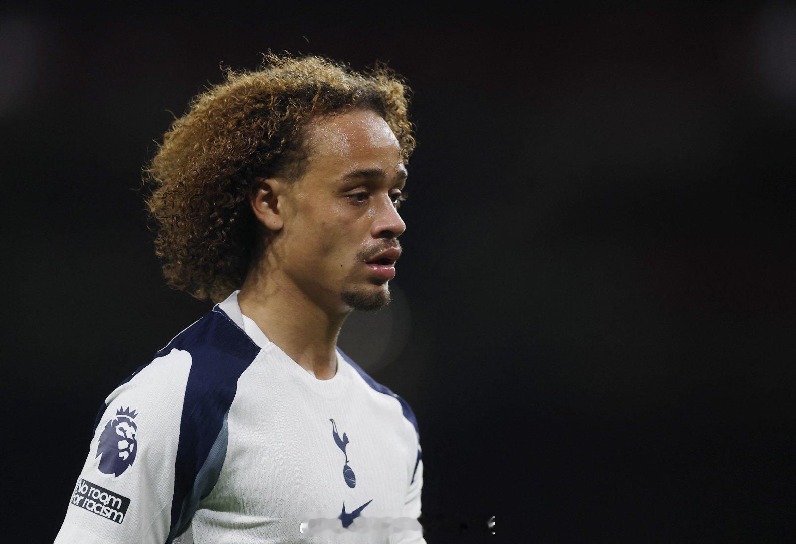 WhoSored统计，西蒙斯对阵阿森纳被断球7次，为本赛季英超单场被断球次数最多