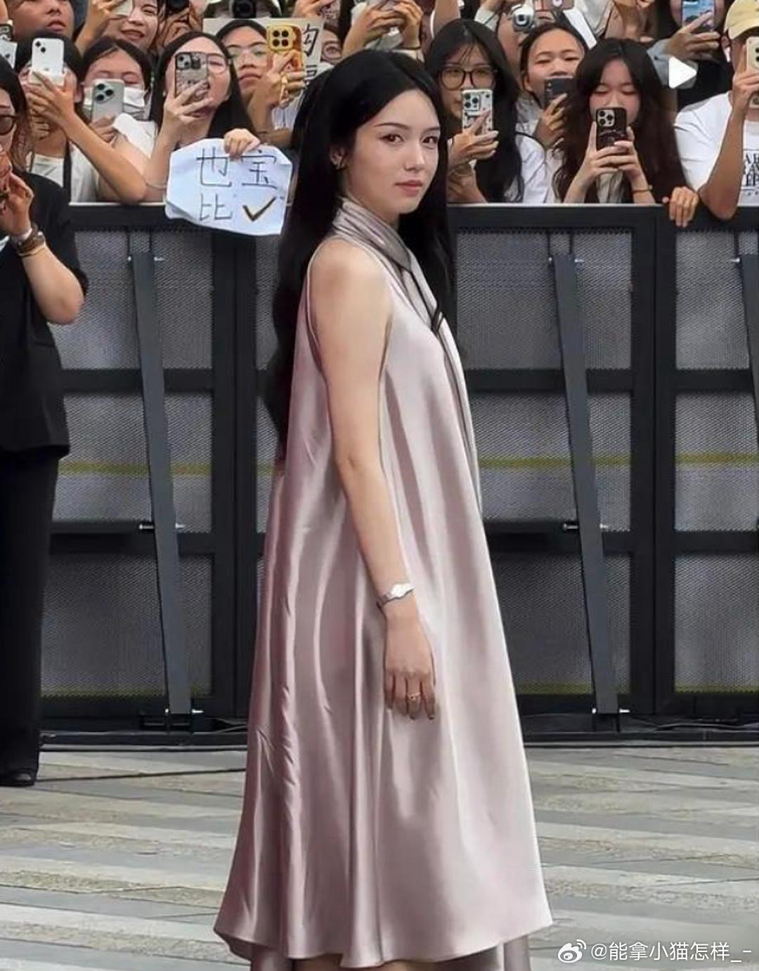 周也工作室得连夜改吧 这套衣服完全看不出哪里好看 