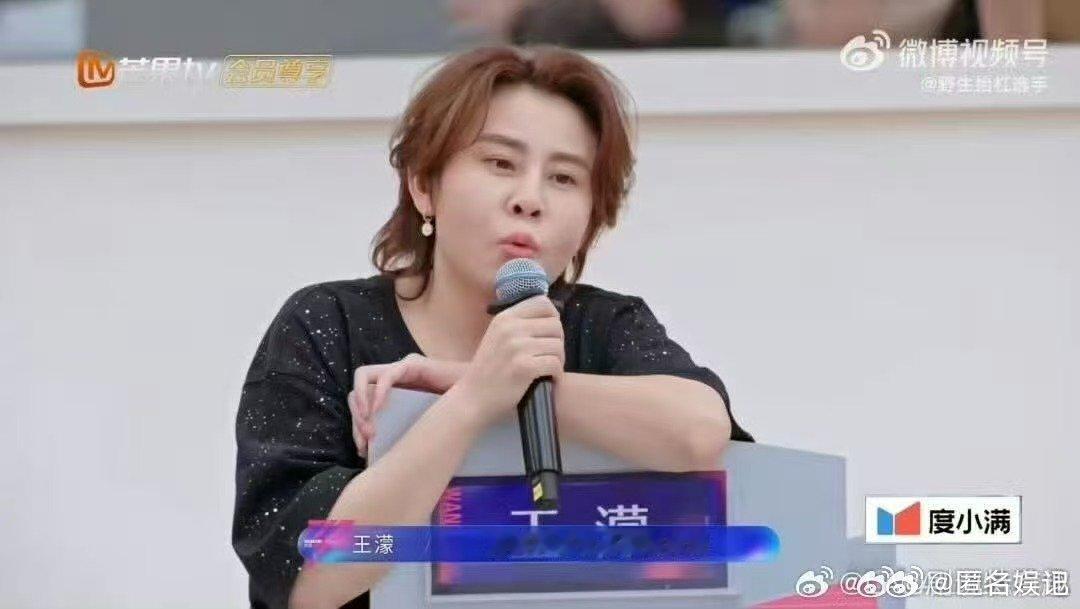 王濛下意识比心乘风2026王濛彻底被心愿便利贴拿捏，后遗症发作，随时随地都在比心