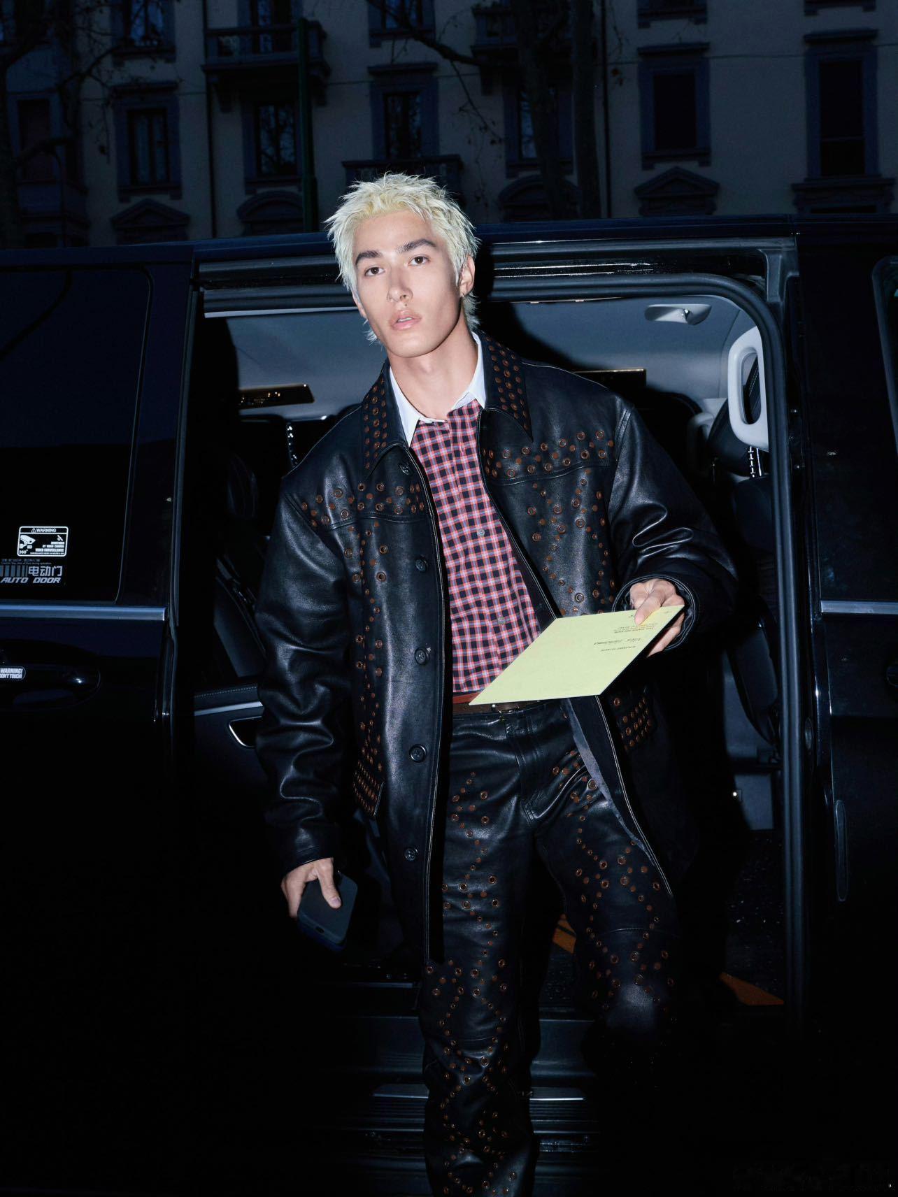 米卡赵美延同框 米卡这波操作属实是有点东西，别人去时装周都是往高冷仙气方向走，他