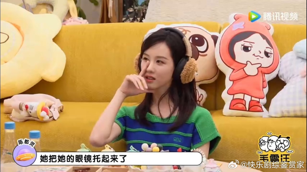 陈都灵cos向佐陈都灵模仿葛优躺刷到这段综艺片段反复回看，陈都灵无意识抬手的动作