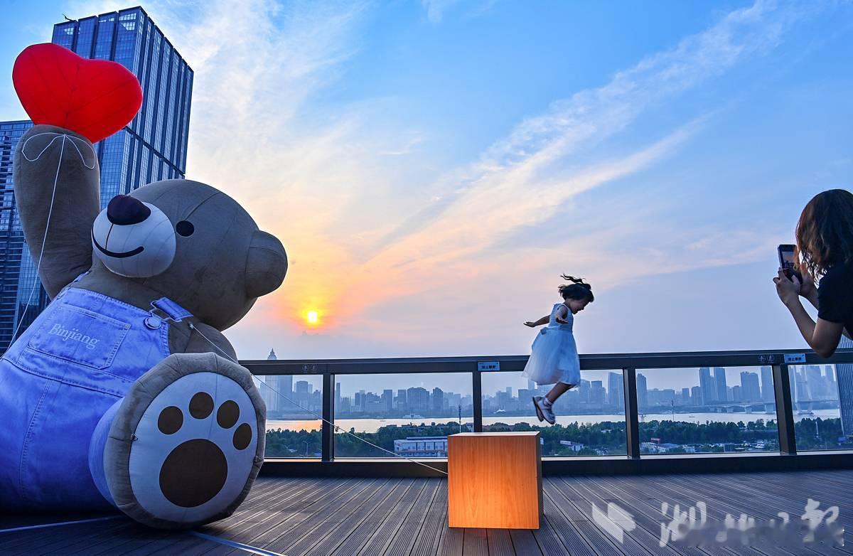 夕阳、江景、巨型熊熊，武汉长江边也太浪漫了吧！妥妥的本地人私藏“维港”～武汉版维