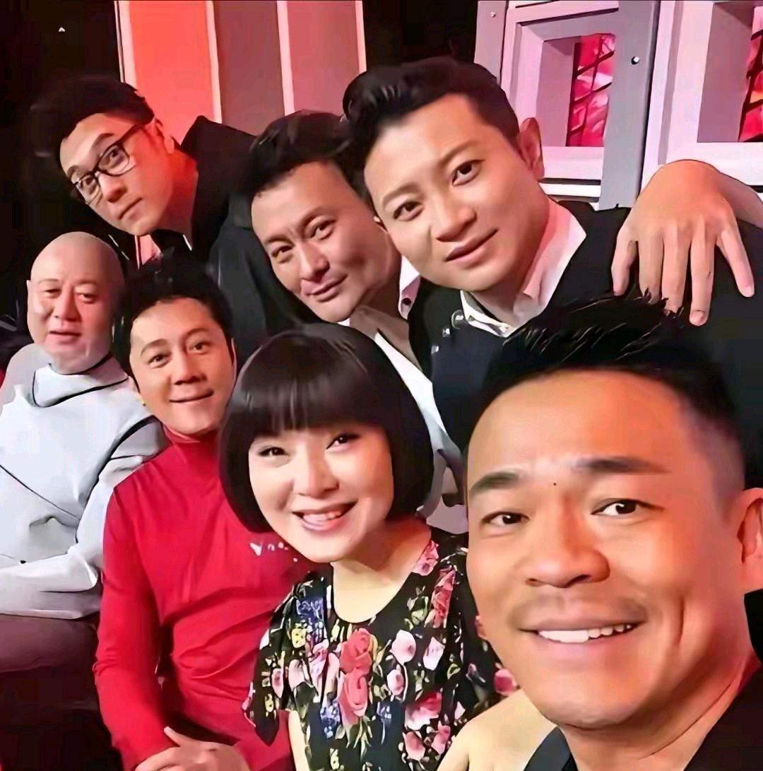 这里就属火风特别好认，大脑门正亮。皮肤黝黑的孙浩，笑的那叫一个纯粹。孙浩演技蜕变