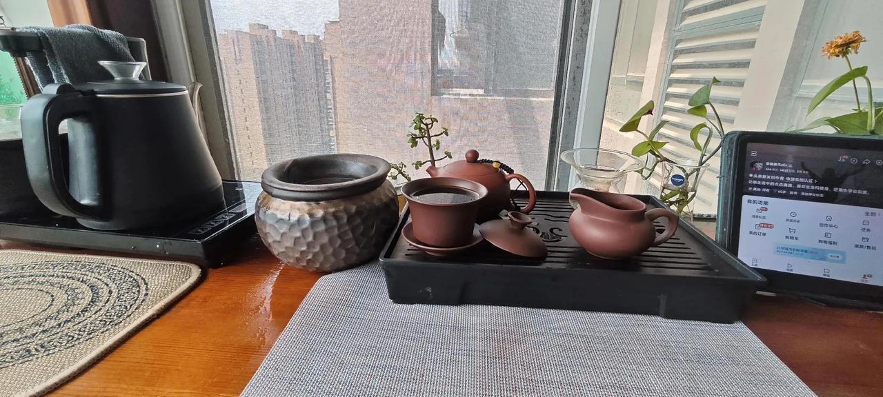 我一直觉得，喝茶是一件充满仪式感的事。就像生活里，换一种茶，换一个茶具，那感觉就