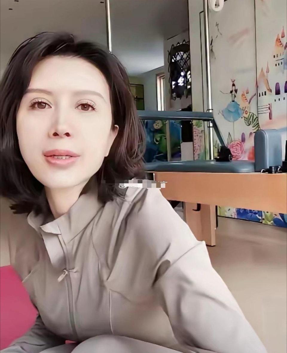 现在明星也直播擦边圈钱了，顶流女演员也不列外