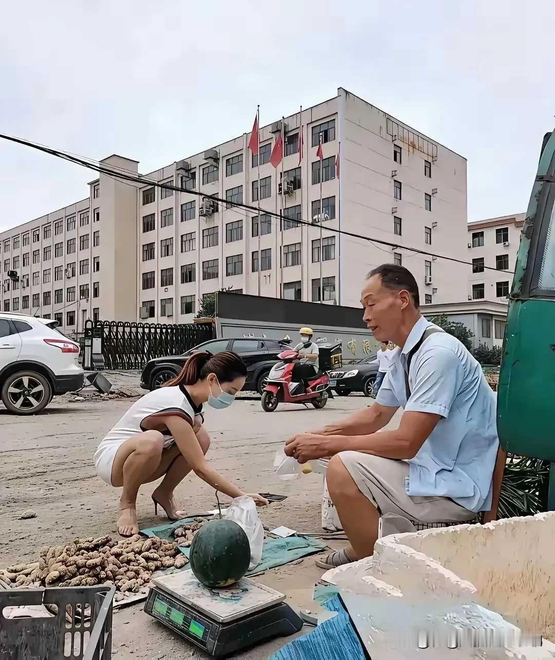 几个小时前就有官媒说北京暴雨进入核心时段，但目前可以看到的视频，只有西四环五棵松