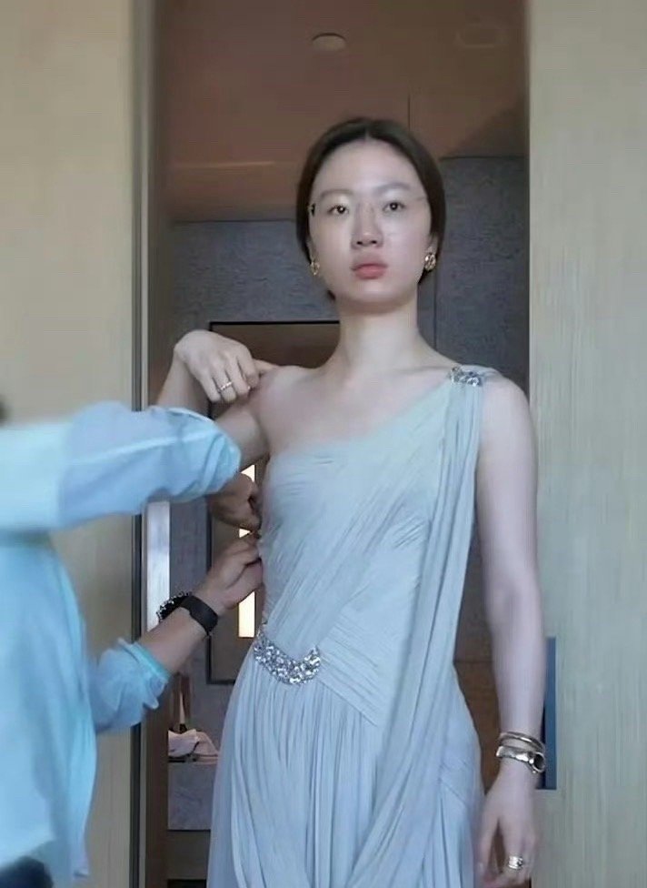 单依纯素颜差点没认出来，化完妆后整个人都有气场了[憧憬] ​​​