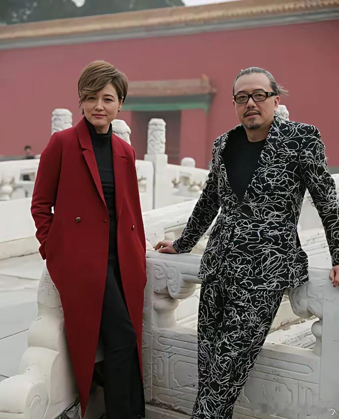 不得不说，岁月不饶人，这位穿红衣服的大姐还有多少人认得出来？能认出来的绝对是忠实