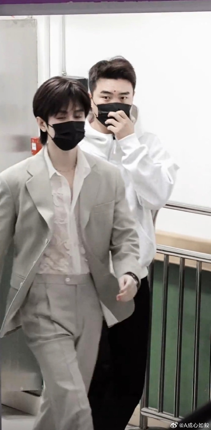 成毅复古雕花刺绣鞋成毅卡其色西装look 一身温柔雅致，鞋子成了点睛之笔，独特又