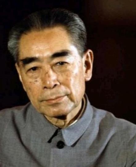 周总理逝世后，由韩宗琦负责为其穿寿衣，可当他接过卫士们递过来的寿衣后，大发雷霆：