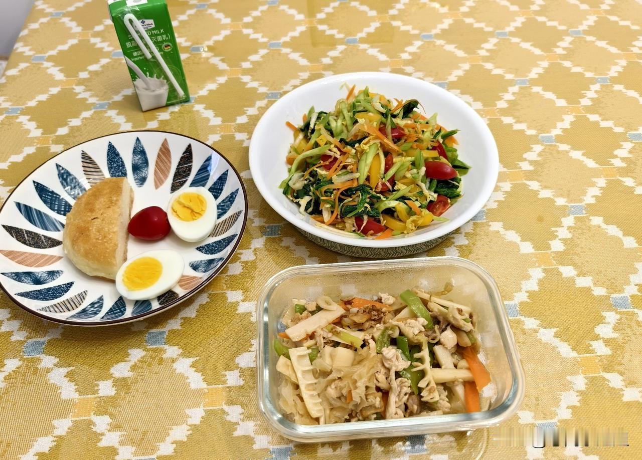 今日早餐两个菜。
拌凉菜，肉片春笋。
肉片春笋是昨晚做的，肉片猪肉和鸡肉，春笋还