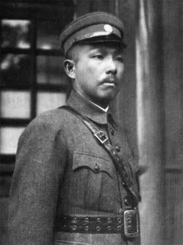 1937年10月，一支川军队伍出现在江苏镇江街头，战士们拿着刚发的军饷买胶鞋、吃