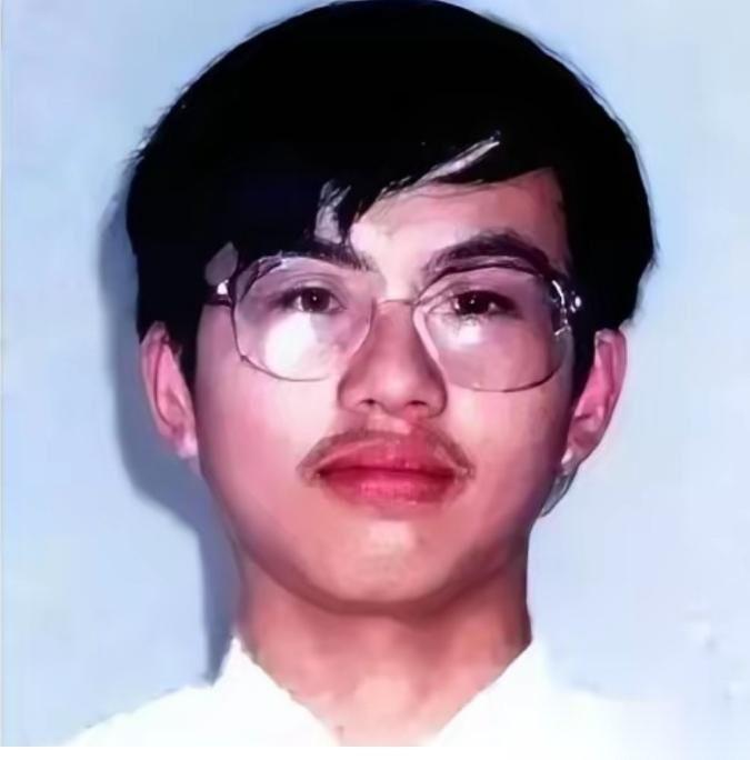 谁能想到，一个全省顶尖的理科状元，一个全县捧在手心的天才少年，年少成名，进了大学