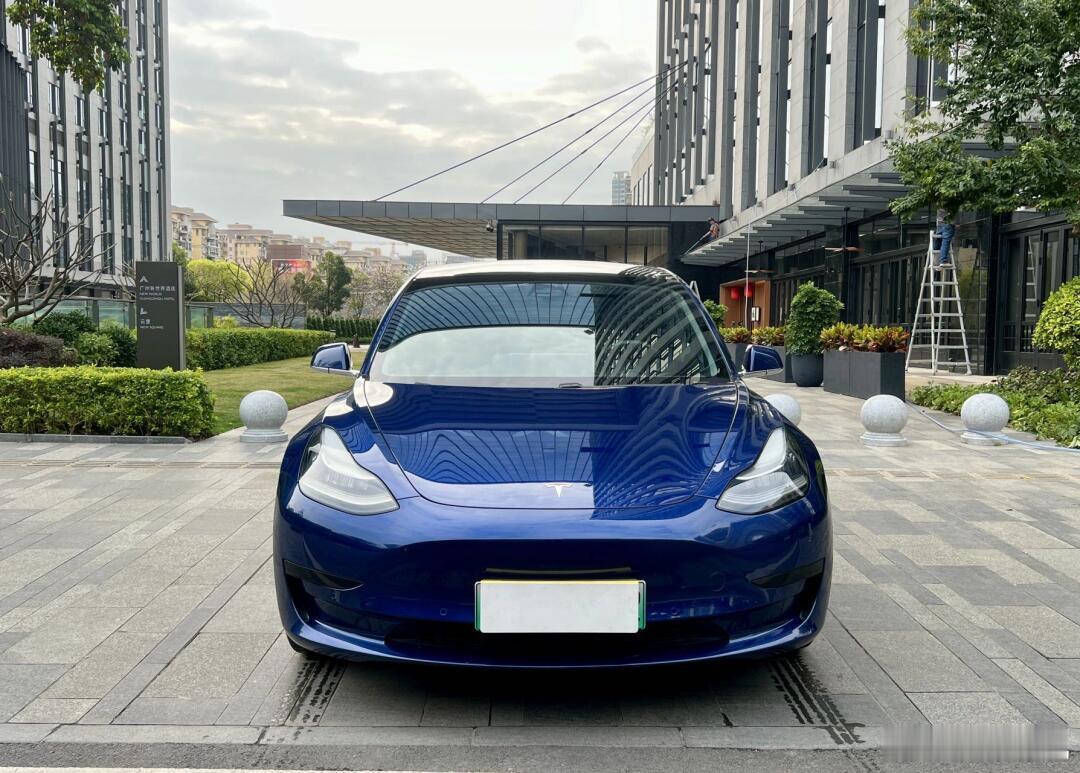 #特斯拉与小米SU7价差缩小到1.6万#，马斯克嘴上说着涨价，结果反手就降价，原
