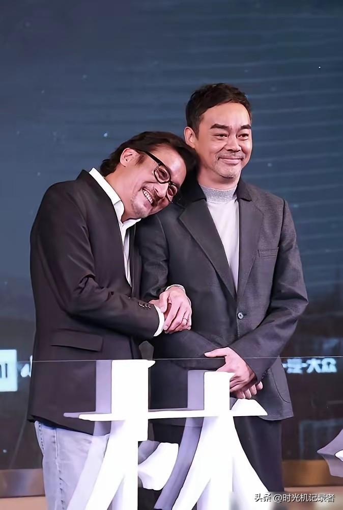 梁家辉不会有特色爱好吧，一个男人这么喜欢贴贴，样子还很娇气。