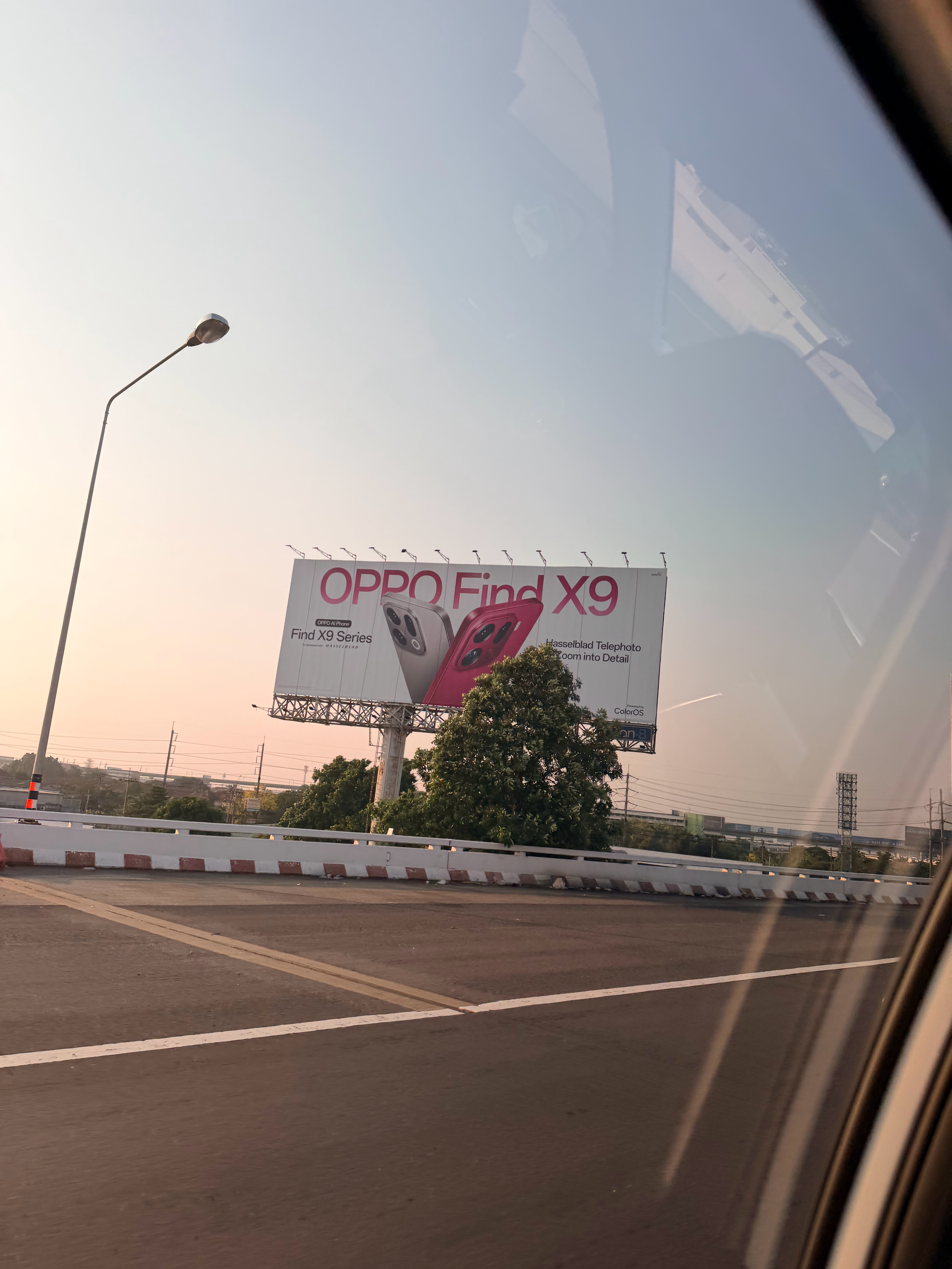 oppo的广告牌在曼谷公路上好多