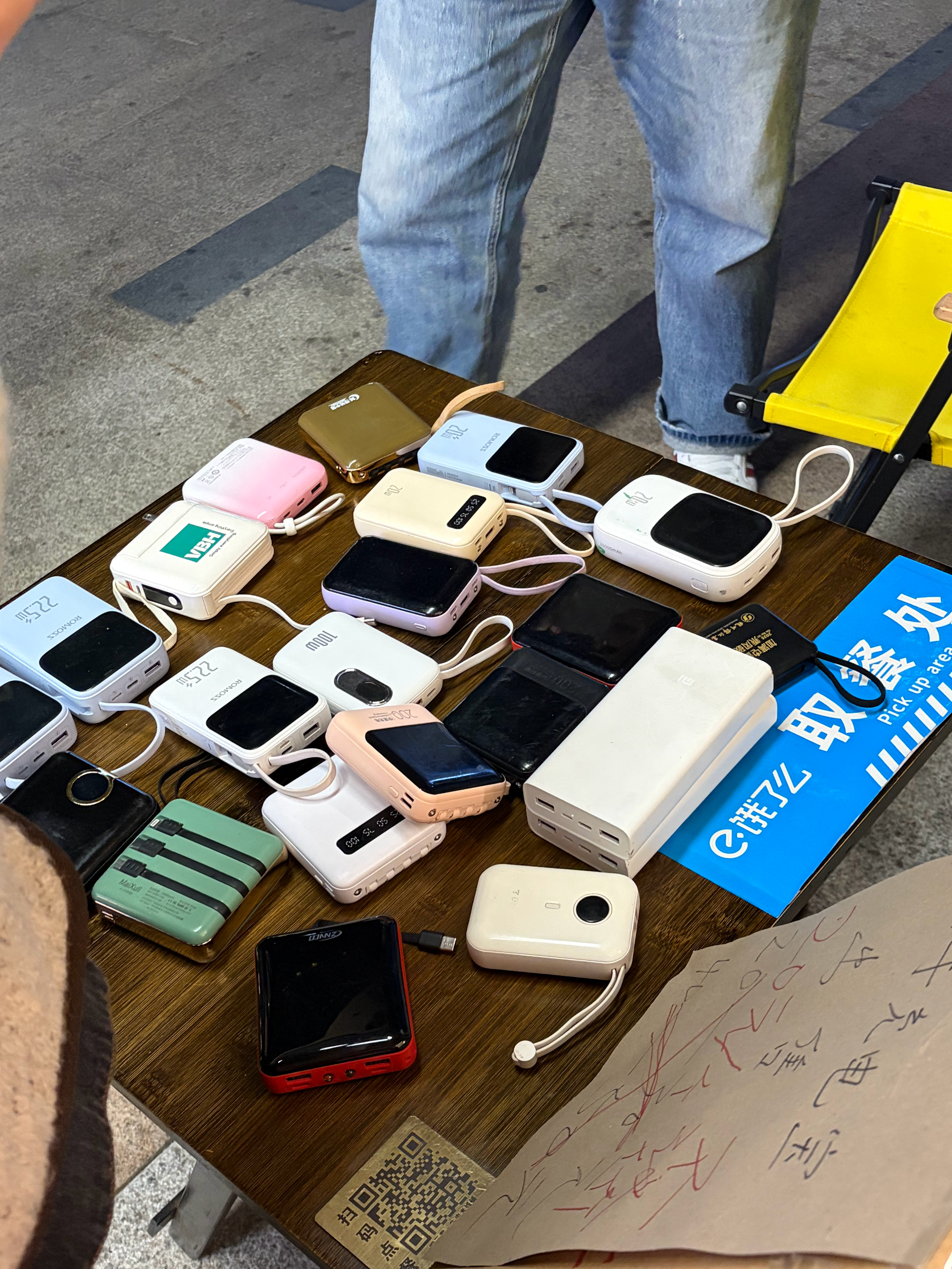 之前罗马仕出事的时候我还在想呢 机场收那么多充电宝要怎么处理 现在破案了 机场内