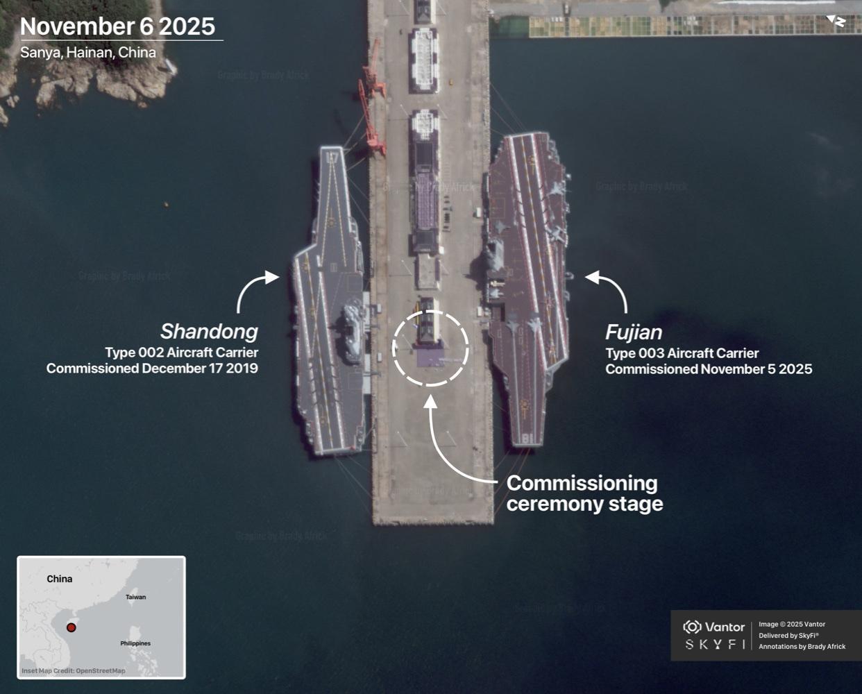 卫星图显示，福建舰服役后，静静停泊在港口边，其甲板不小，能看到其上的舰载机，而在