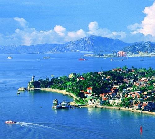 赚钱得靠大家和气生财，互相较劲最后只会两败俱伤。某些人偏偏仗着点权势就嚣张跋扈，