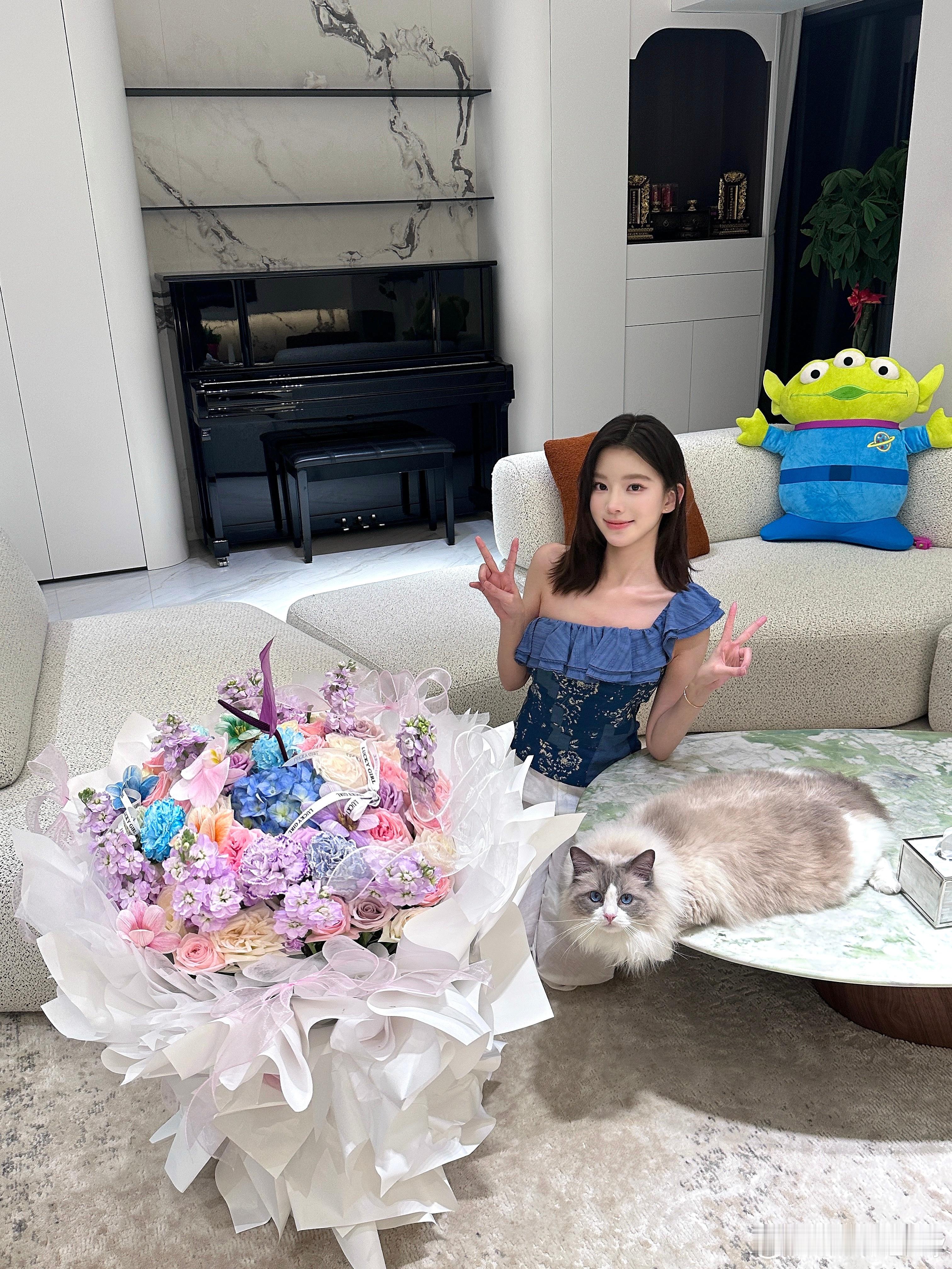 充满鲜花的五月和小猫咪幸福的日子📅 ​​​