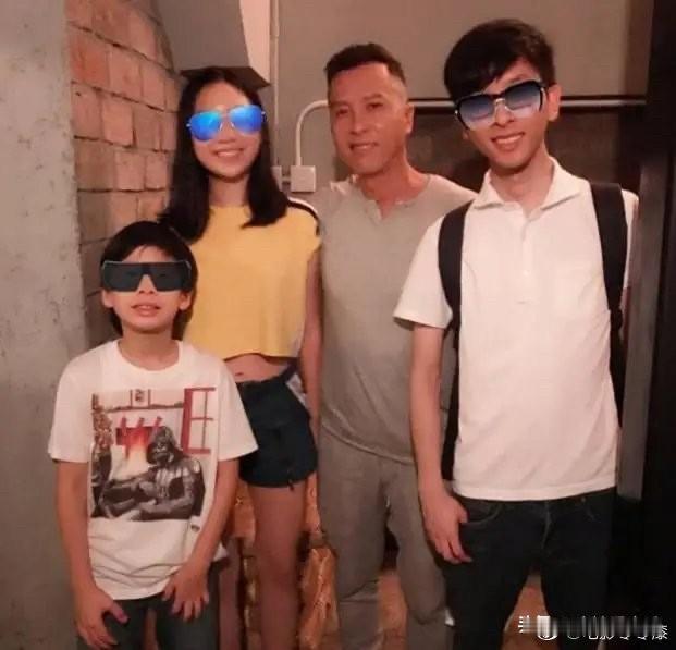 甄子丹藏的真深
两儿一女竟然都这么大了。
大儿子甄文焯，今年30岁，从事普通职业