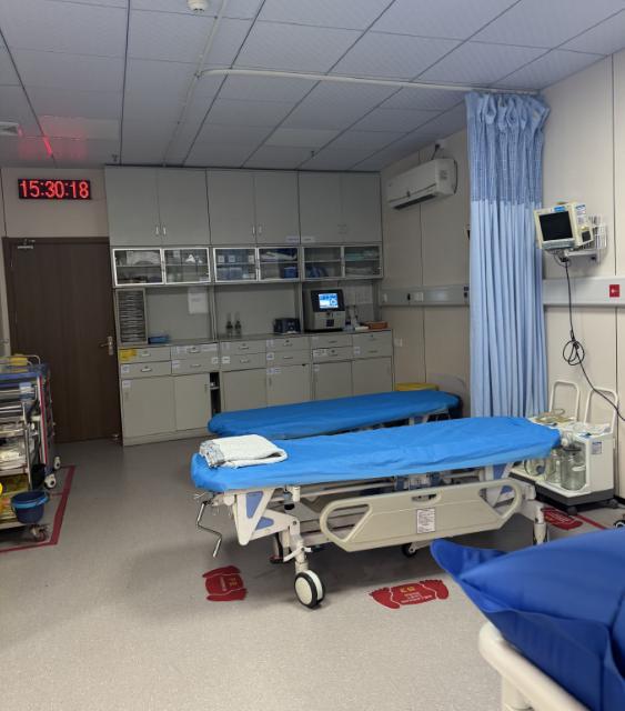 被送错医院死亡家属曾下跪求转院，根据媒体报道，强拉病人致死医院曾多次违令转运，1