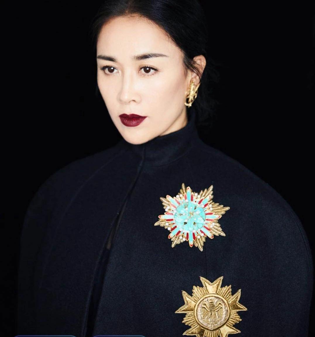 #那英在华语乐坛排第几# 她是中国乐坛的代表性女歌手之一，对华语流行音乐的发展做