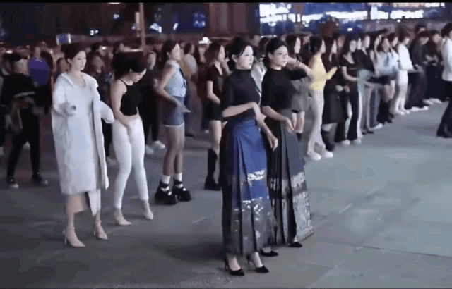 好奇怪！我发现一个有趣的现象，大妈们和年轻美女跳广场舞，大家反应不一样。

这个
