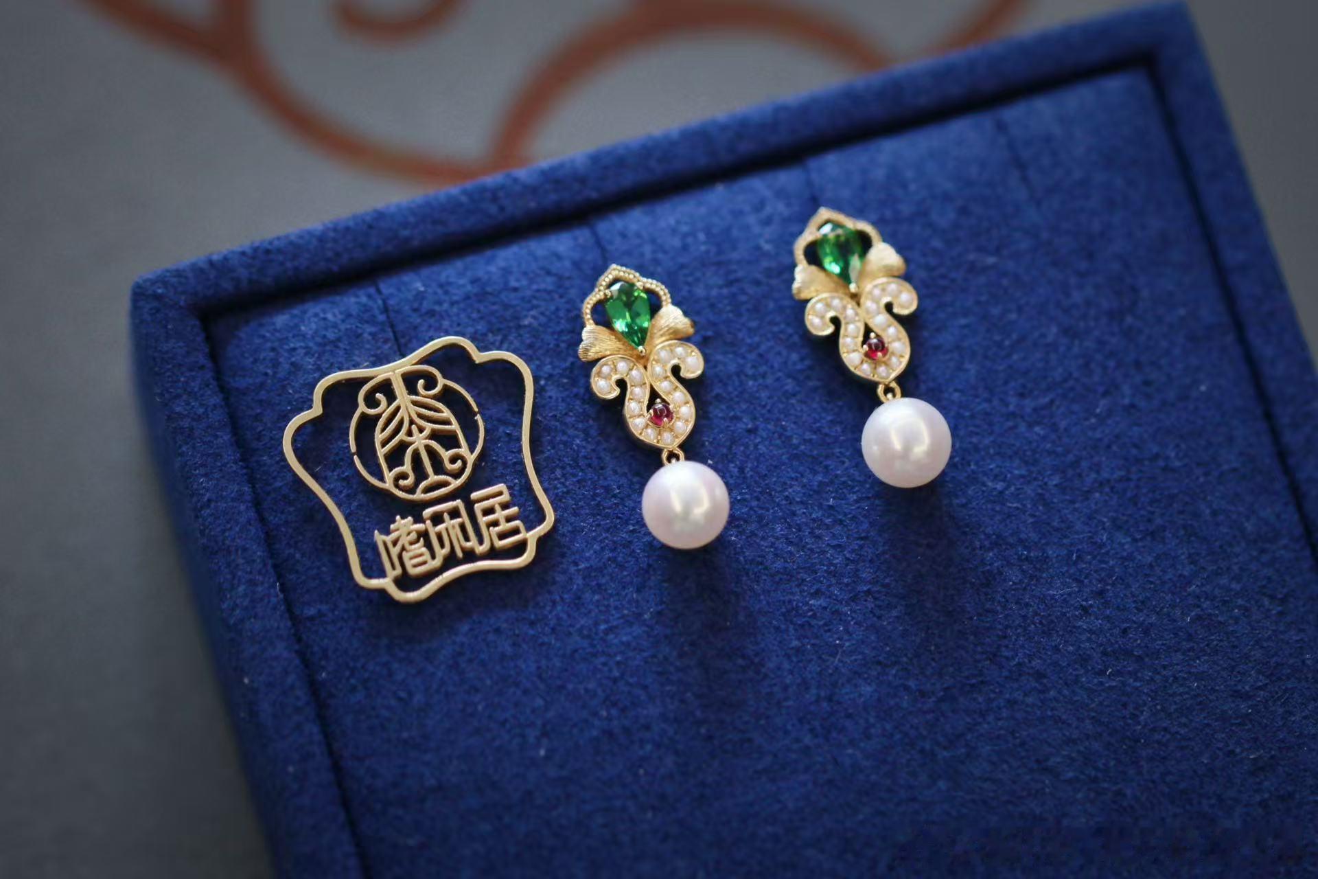 金银器 凤翎·精致的多宝小套件，戒指、耳坠、吊坠。 