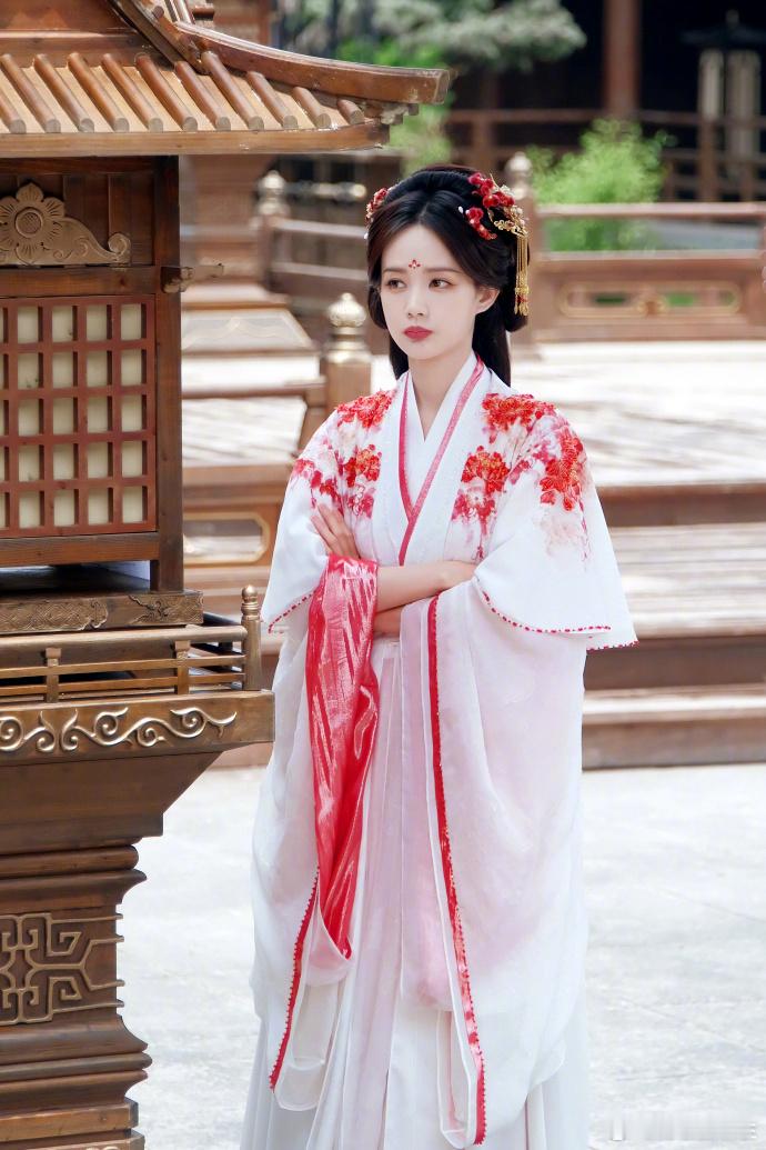 哎呀，我们emo真的美得好超标！完全就是千金小姐呀[送花花]#李一桐书卷一梦##