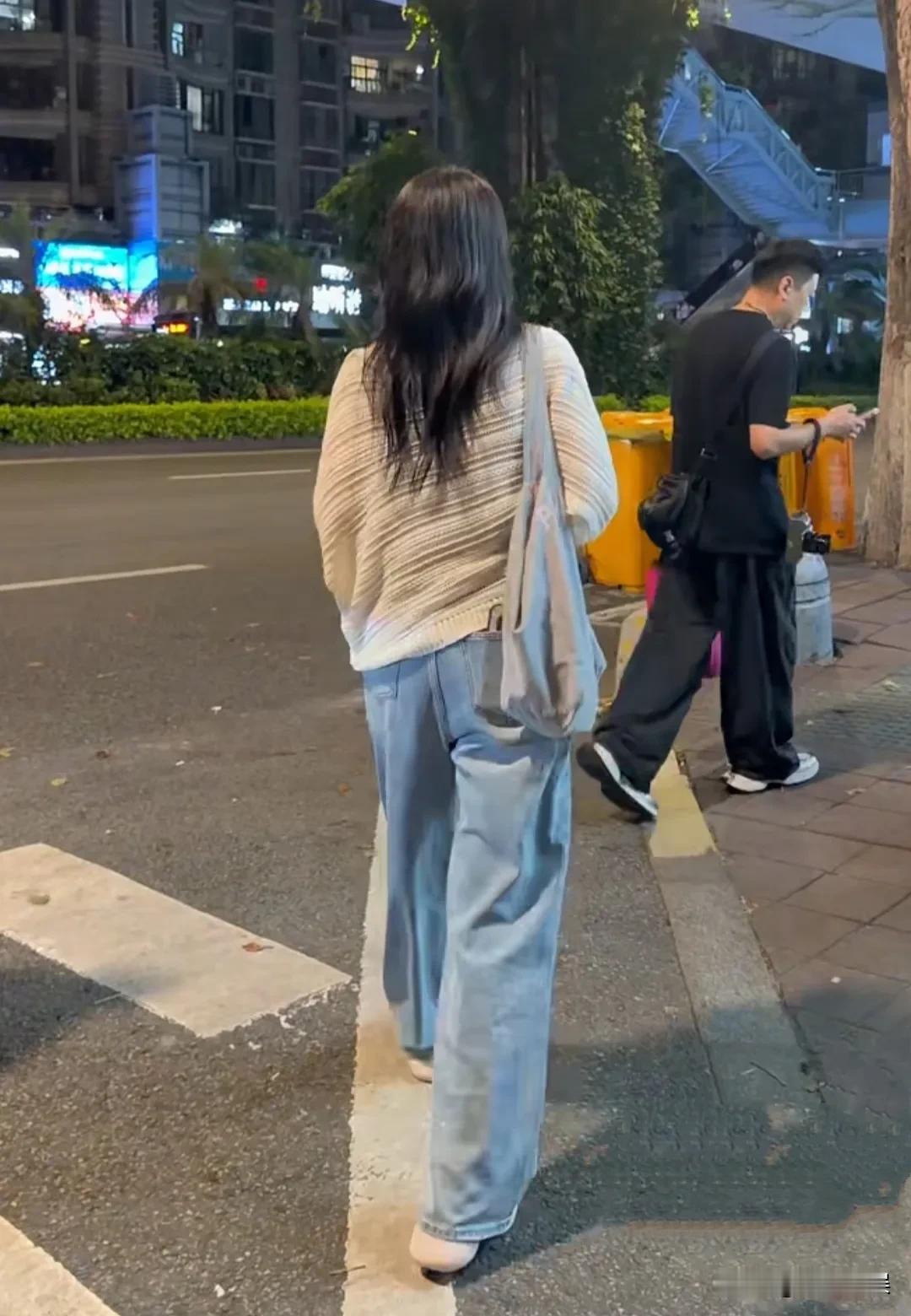 董璇现身福建拍戏，无美颜生图特别真实，几乎素颜的她是真挺年轻。
穿着一件白色镂空