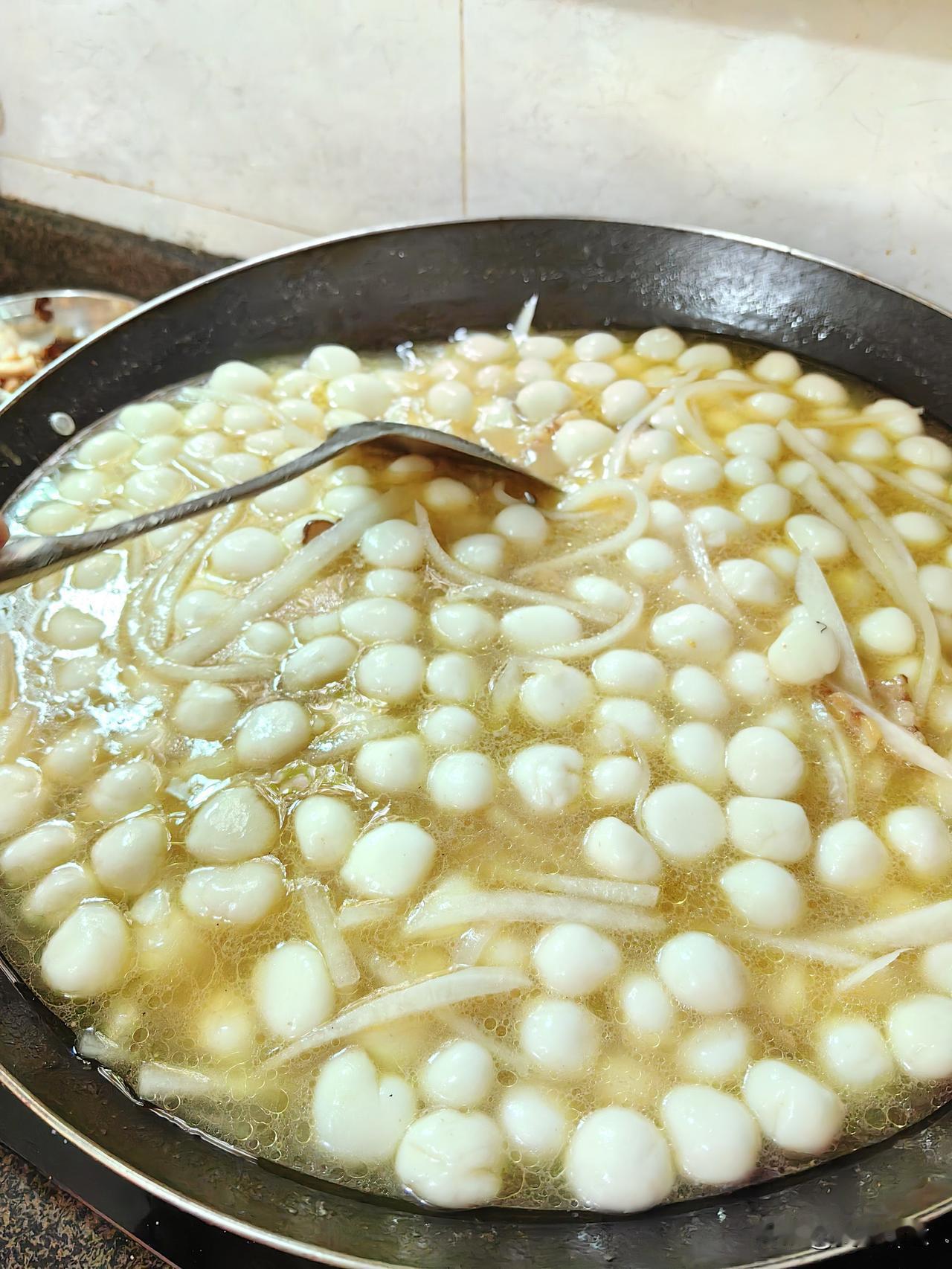 今天午餐没做饭，做了一大锅汤圆，意想不到的是，这满满当当一大锅汤圆竟被吃了个精光