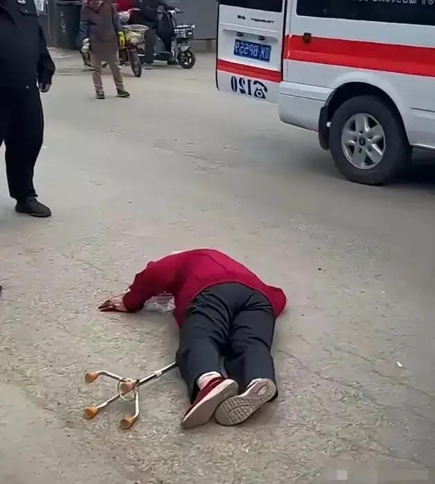 杭州62岁阿姨摔倒在地25分钟，无人敢扶，一年轻姑娘路过义无反顾的扶起她，还打了