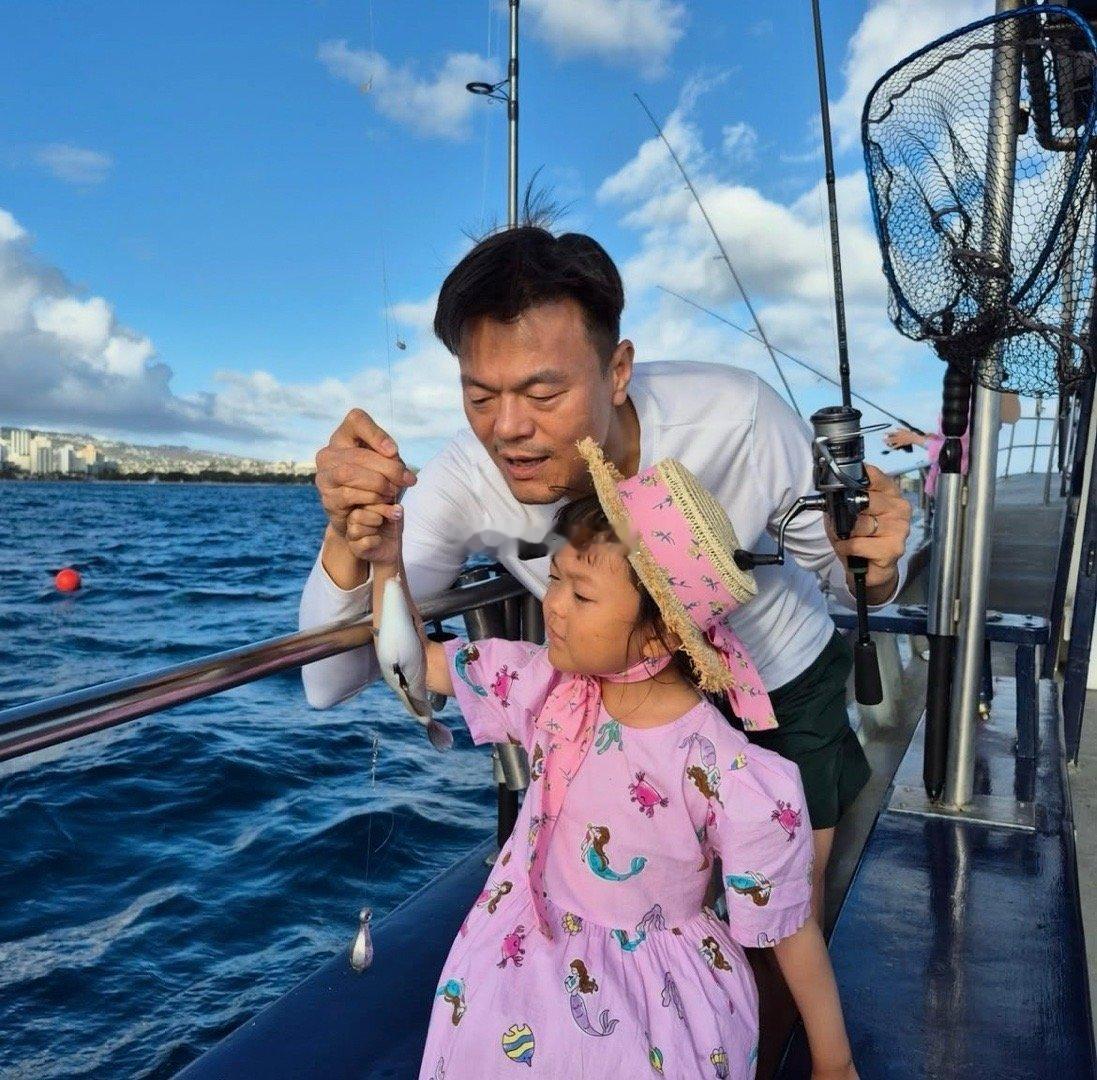 带着女儿沉浸式享受海上活动，弯腰耐心讲解的样子简直是太宠溺了！JYP和女儿合照 