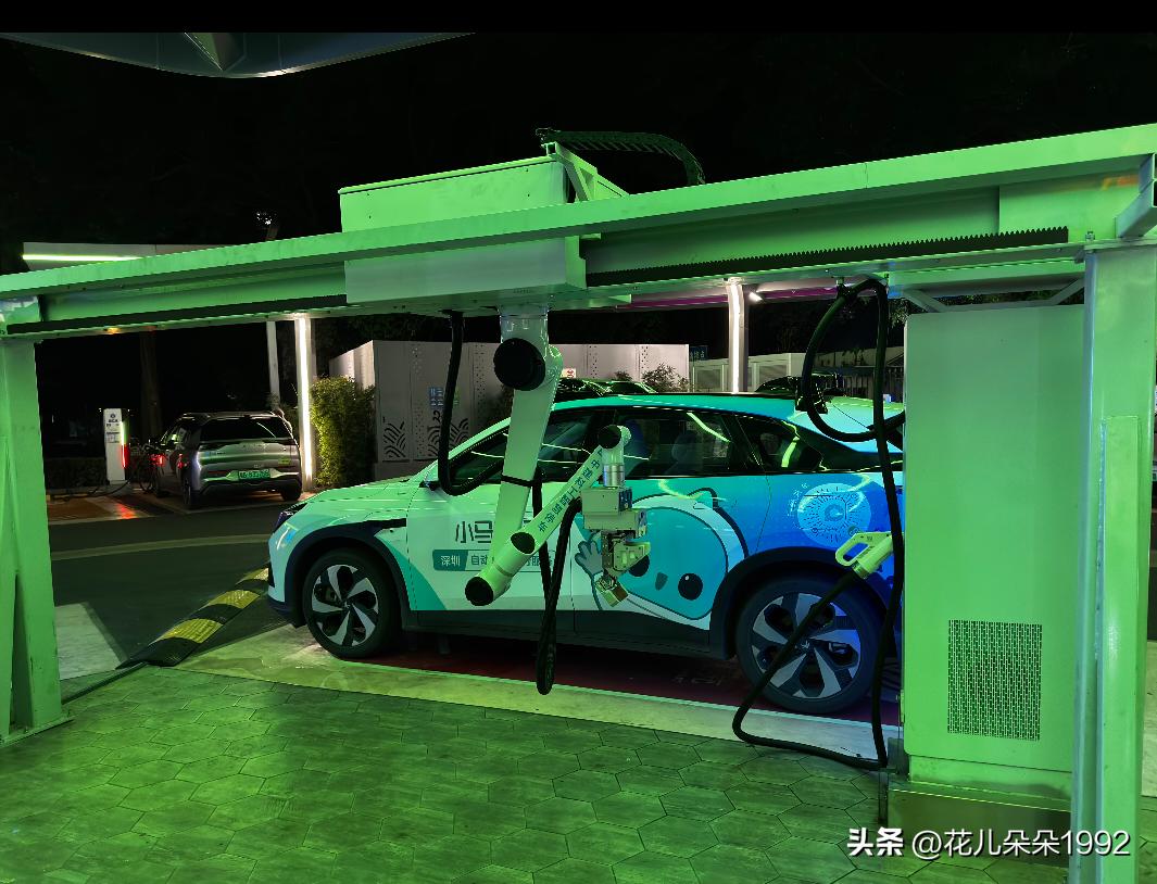 应该又一波人失业了🥲
上次来这个充电站还是有专门的人员给这些无人驾驶网约车开进