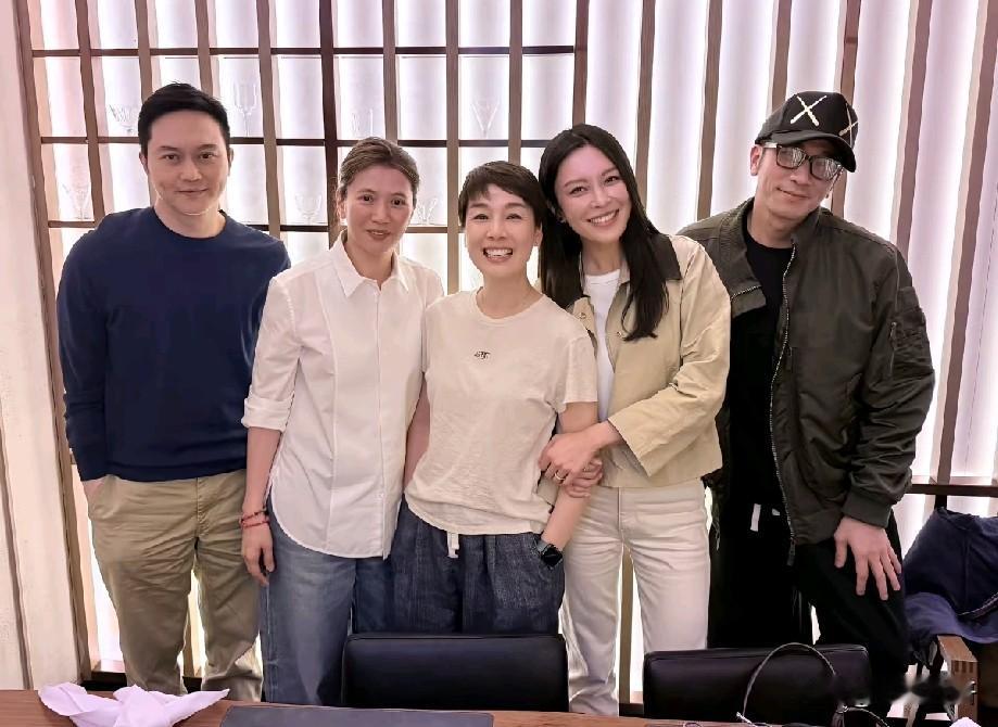 爷青回！张智霖袁咏仪同框，港剧顶流阵容也太杀了吧！
 
谁懂啊！这张合照一出来，