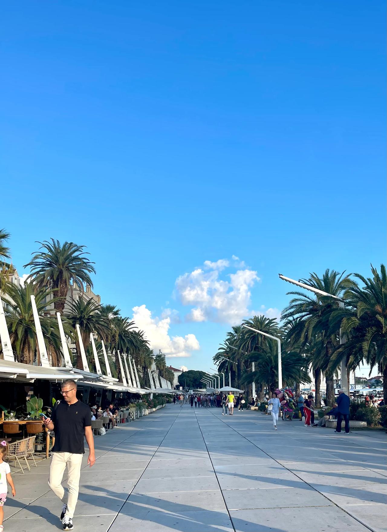 跟大家分享一件非常尴尬的事儿。我们从克罗地亚🇭🇷的杜城坐城际巴士前往斯普利特