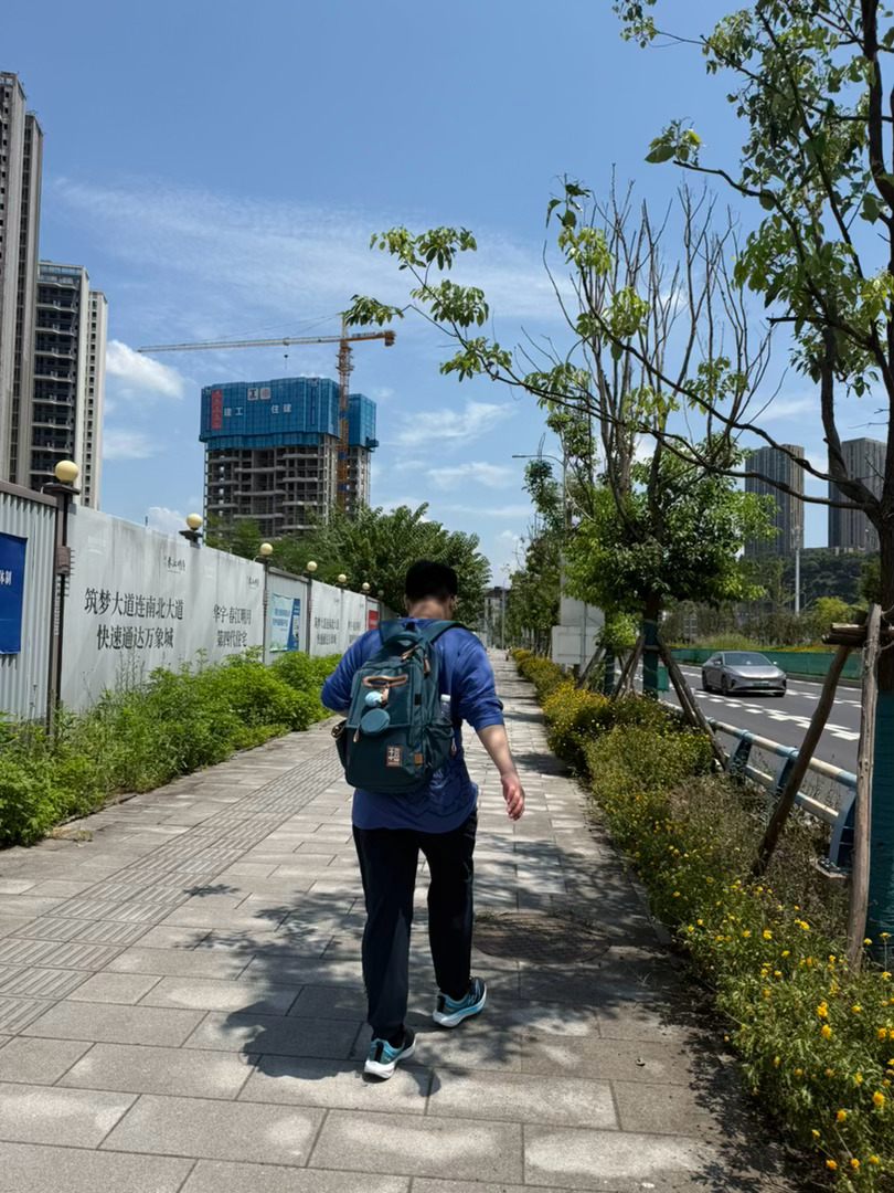 太气人了……司机把我们送在距离入口步行16分钟的地方。户外真的是暴晒啊啊啊啊啊啊