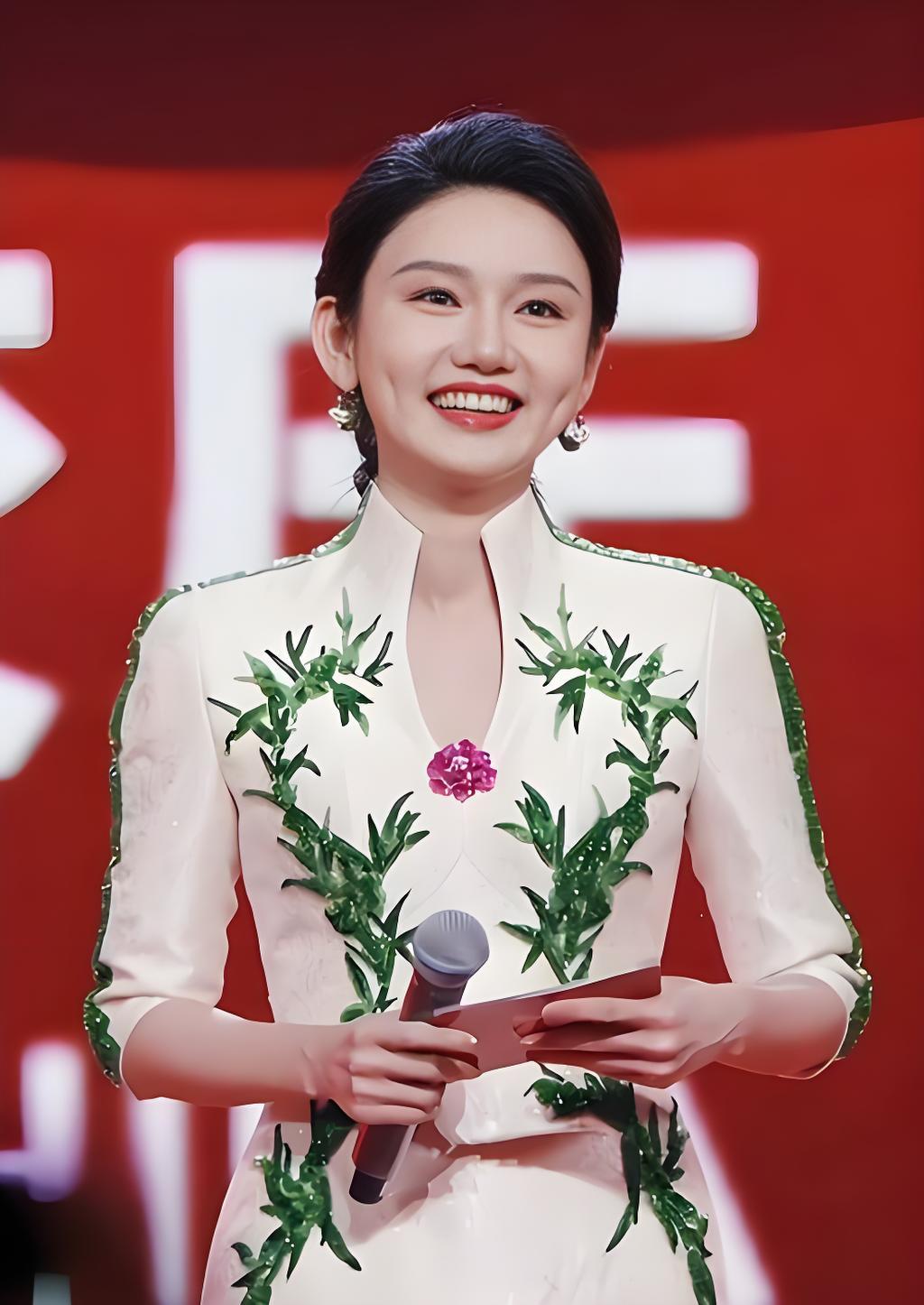 龙洋至今单身，不是没人追，也不是不想嫁。

而是她的要求，高到连撒贝宁听了都愣住