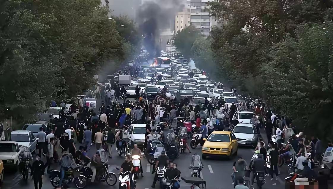 伊朗这波操作，才是最狠的反面教材！
 
别再扯什么外敌环伺了，明明是自己把自己玩