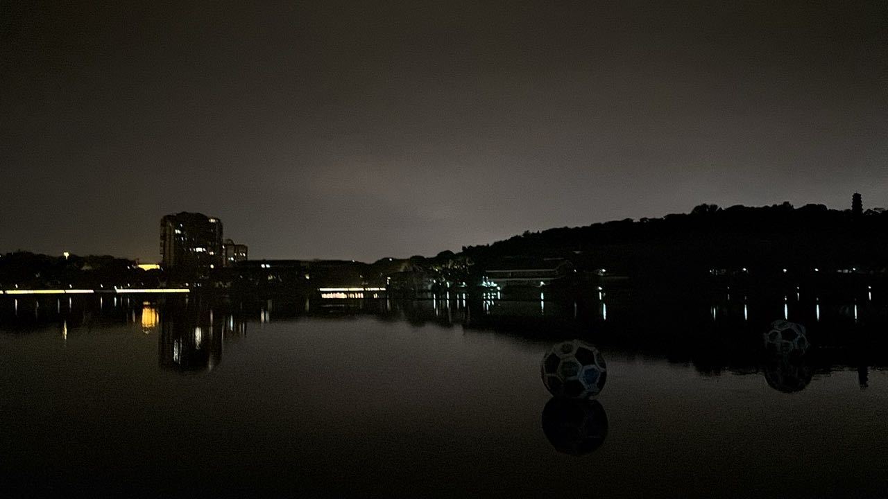 跟着镜头，一起看看夜里湖边好看的景色。 