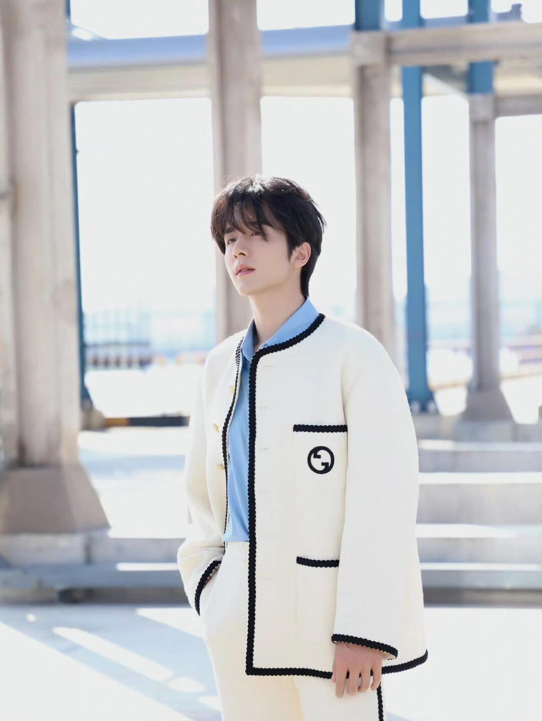 #张新成纯白T赛男大# 其实本哥是穿白色就会像男大，我真的直到现在还会幻视林杨长