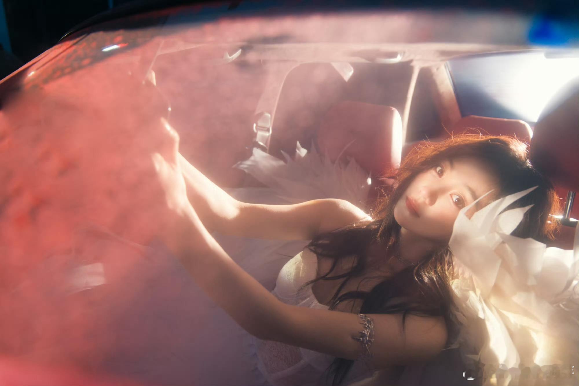 胡意旋流浪天使美到犯规胡意旋这造型绝啦，甜妹秒变暗黑酷飒风，打破刻板印象。流浪天