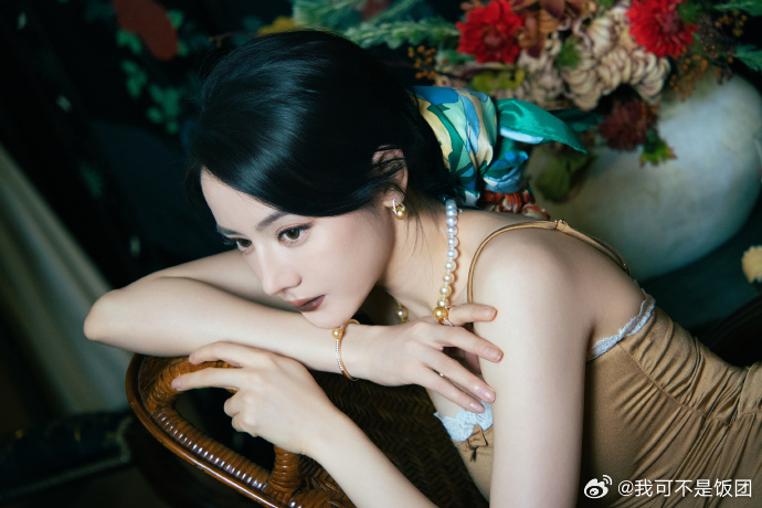 迪丽热巴油画里走出来的女人迪丽热巴复古沙龙美学谁看了不说一句女娲毕设！落日、复古