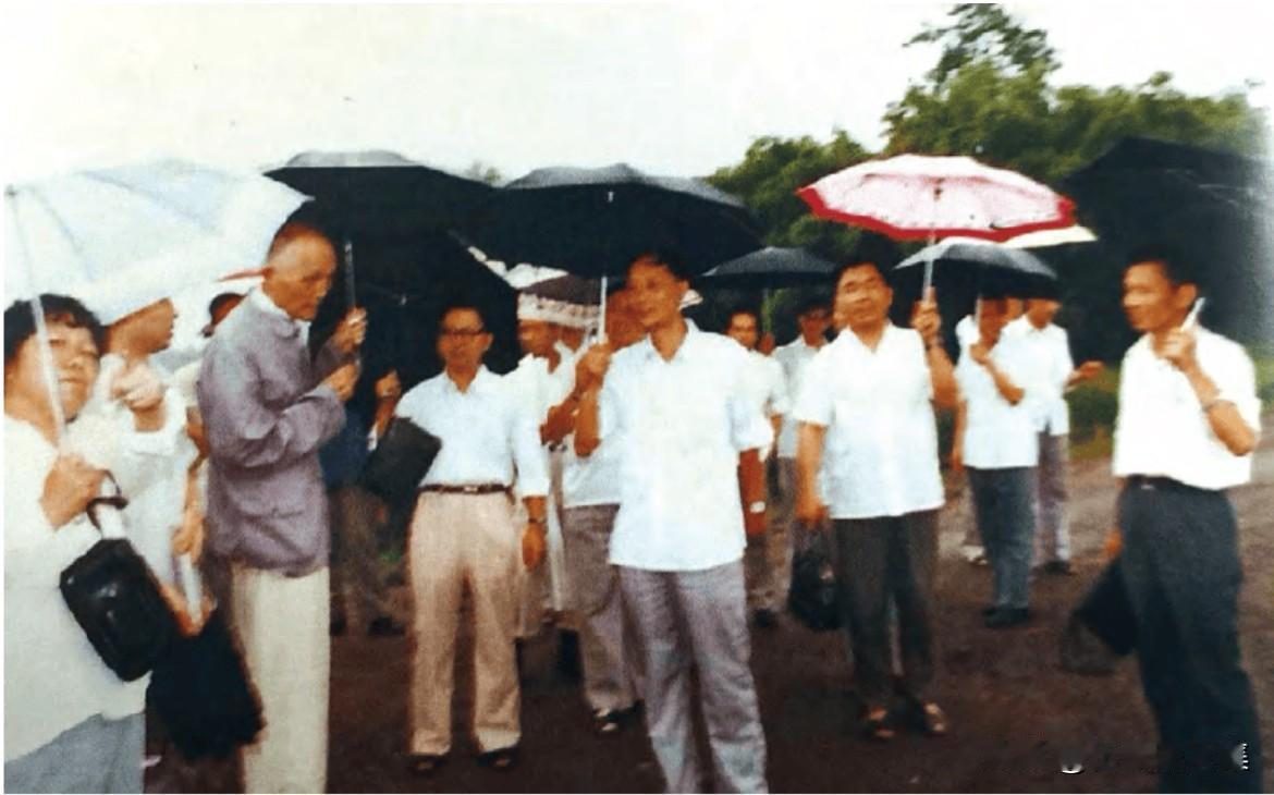 1987年5月21日，时任国务院三线建设调整改造规划办公室主任鲁大东（左二）一行